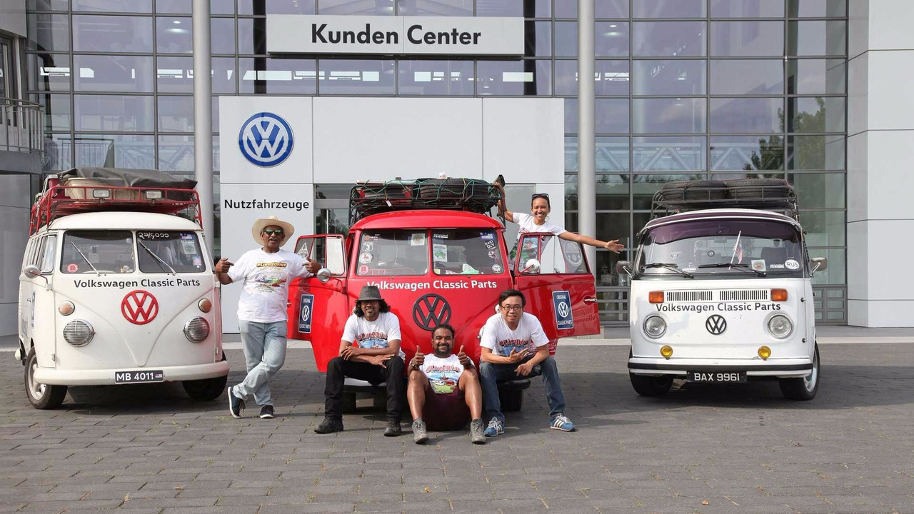 3台のVWバスがマレーシアから二つの大陸を抜け、製造されたドイツの工場へ。12,500マイルを走破