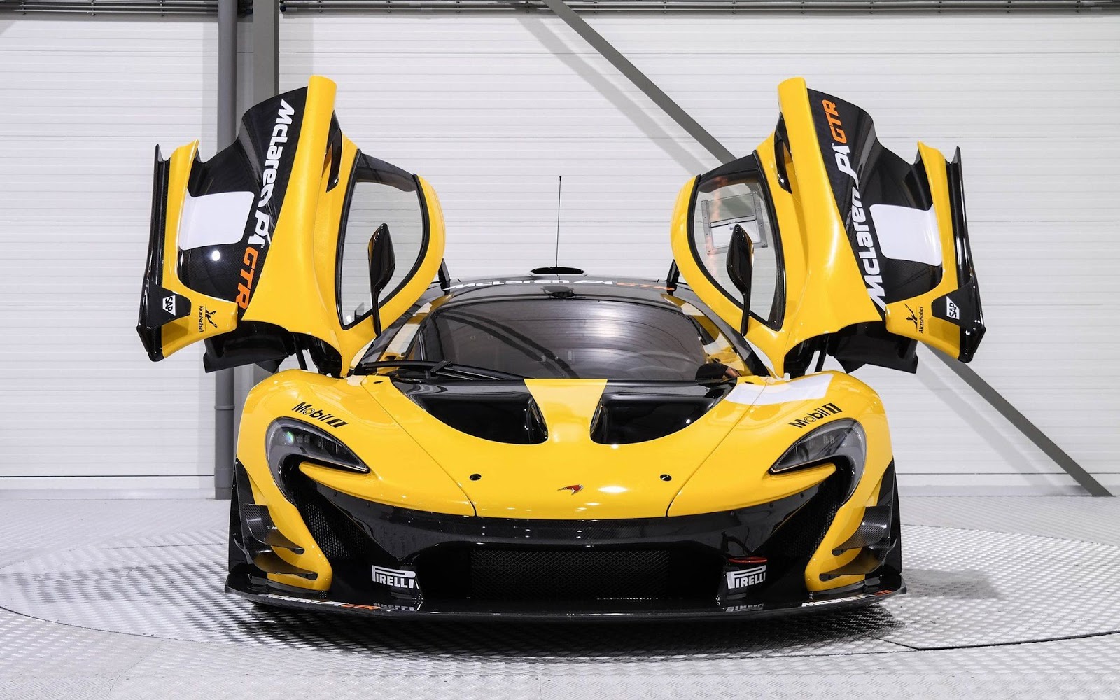 新車価格3億5000万円。マクラーレンP1 GTRが中古市場に登場。イエローとブラックの攻撃的なカラー