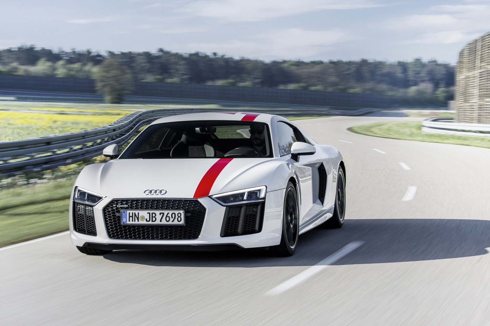 腕の立つドライバー求む。アウディがR8の後輪駆動モデル「R8 V10 RWS」を999台限定で発売