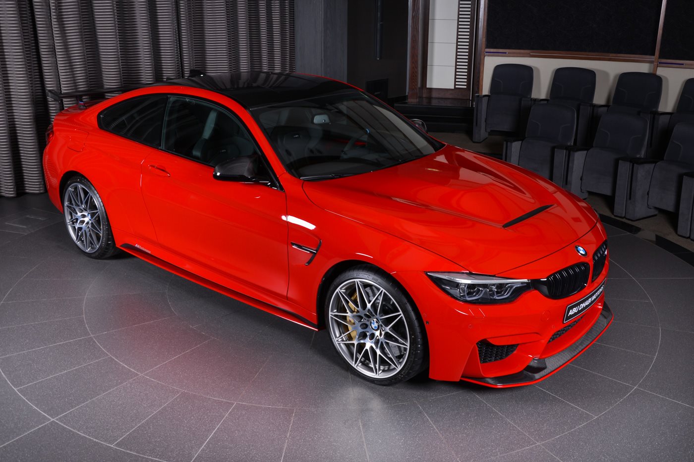 BMWアブダビが「フェラーリ・レッド」のM4を公開。なお本家フェラーリはレッドのみで5色を用意