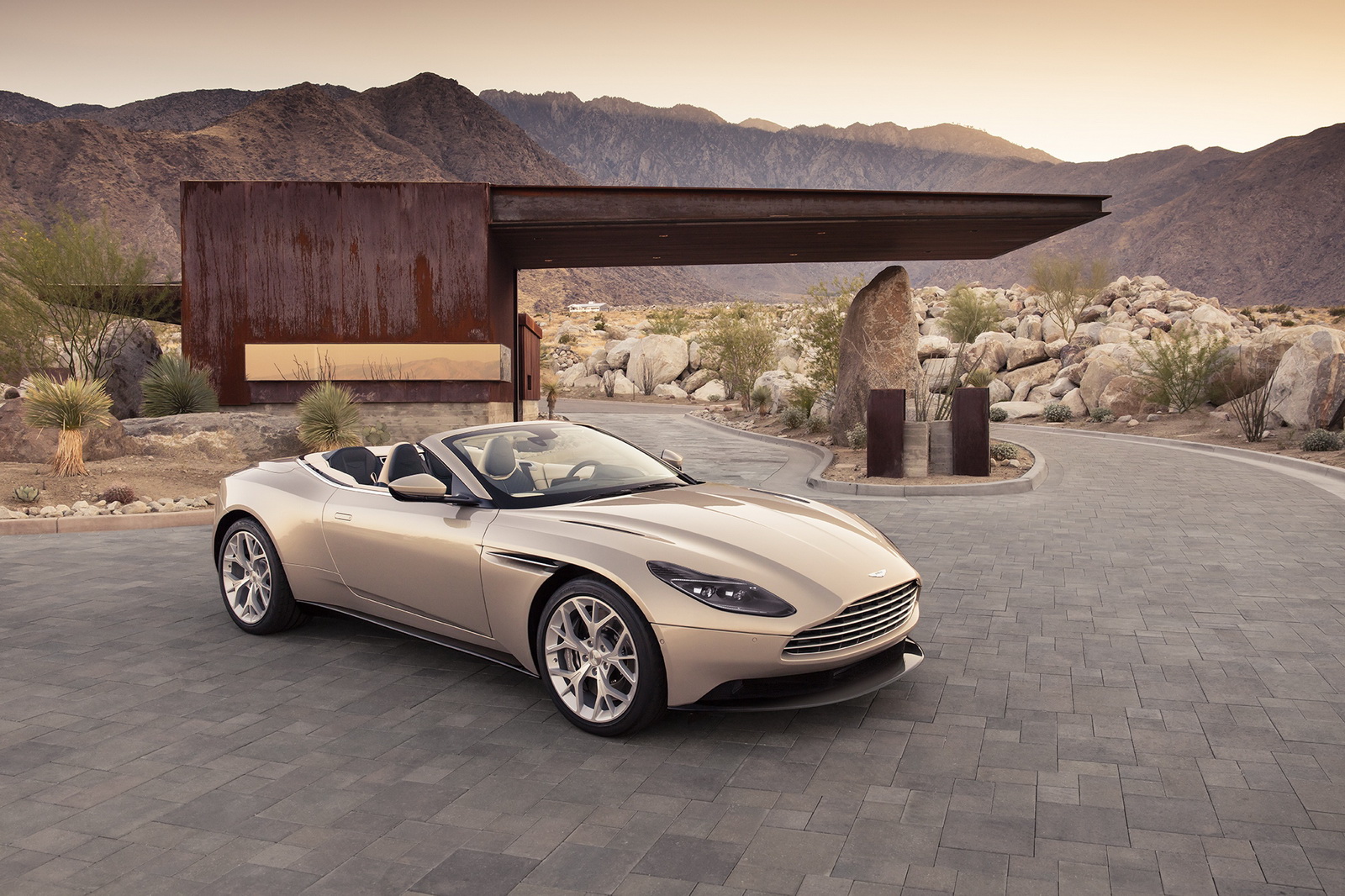 世界で最も美しいオープンモデル登場。アストンマーティンDB11ヴォランテが発表に