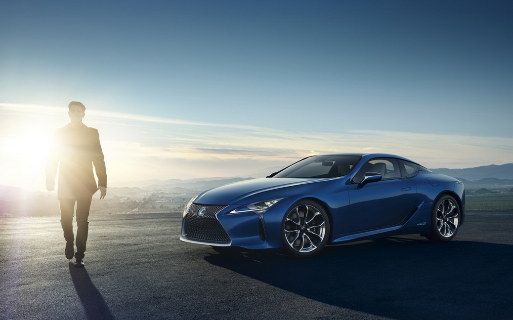 生産できるのは1日2台。特殊な塗装を持つレクサスLC500「ストラクチュラル・ブルー・エディション」登場