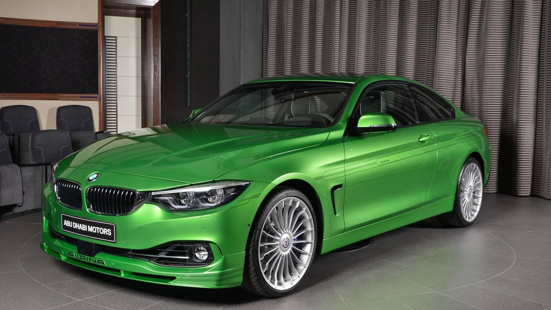 BMWアブダビがカスタムされたアルピナB4 Sビターボを展示。ジャバグリーンにゴールドのライン入り