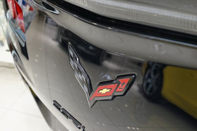 新型ミドシップ版コルベットの画像がディーラー会議にて公開された模様。フロントはZR-1風