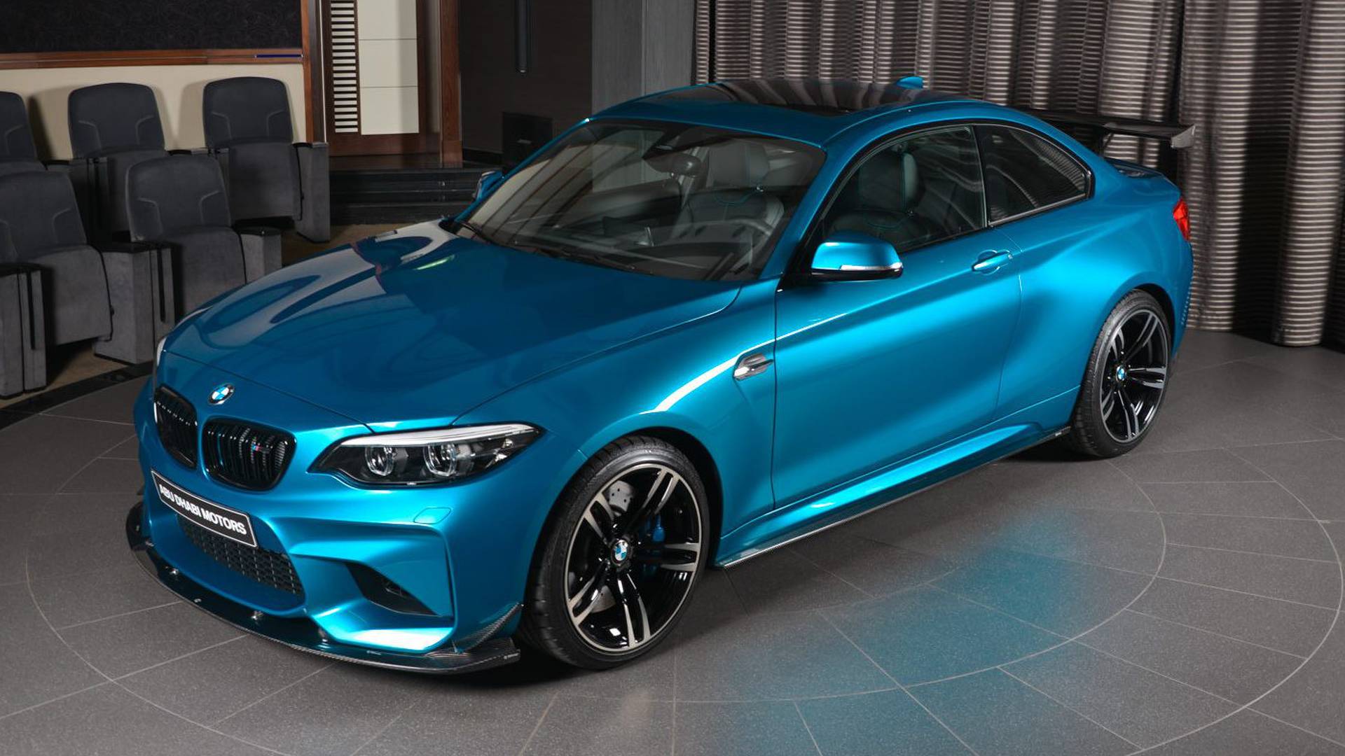 BMWアブダビがM2をカスタム。鮮やかなブルーのボディカラーにカーボン製パーツを装着