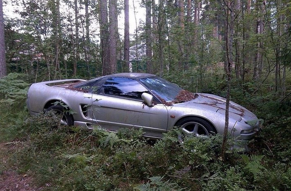 持ち主の身に一体何が ロシアの森にて 初代ホンダnsxが苔にまみれた状態で発見される 気になる車 バイクニュース