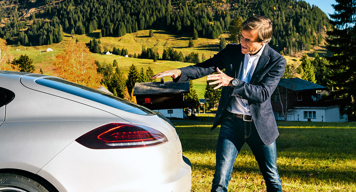 ポルシェのデザイナーはこんな人物。スキーのインストラクターとしての経歴を持ち、ベンツ出身