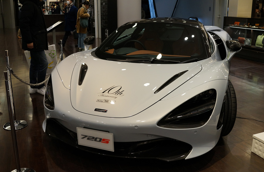 阪急メンズ館に展示のマクラーレン720S、ルイ・ヴィトンカスタムのトラックを画像にて