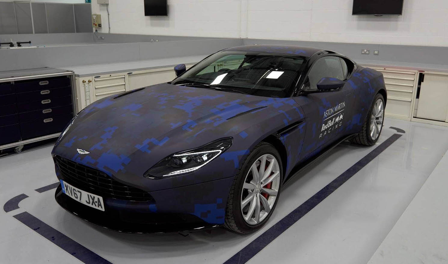 アストンマーティンがF1マシンと同じカラーを持つDB11を公開。なぜアストンはF1傾倒？