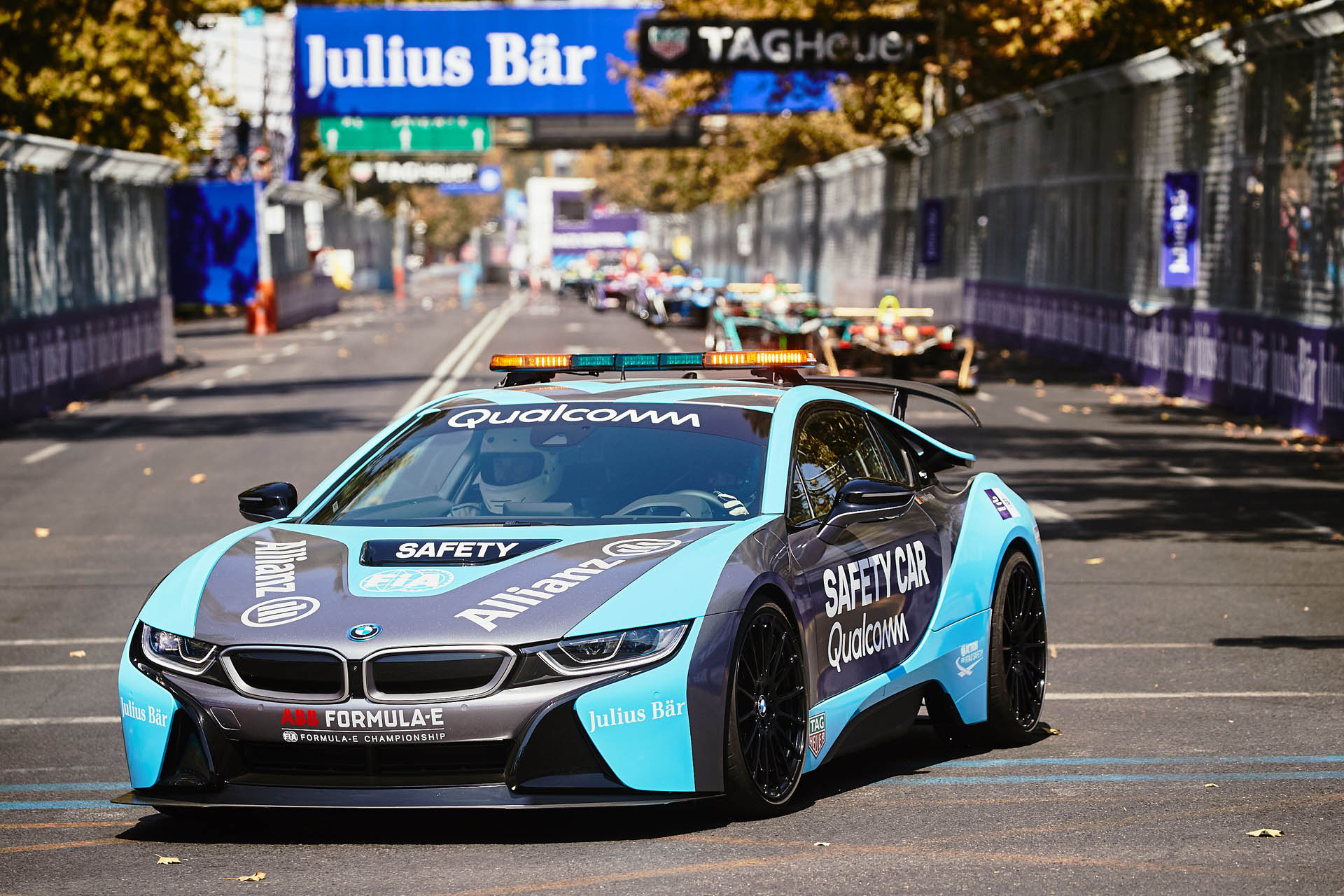 BMW i8がフォーミュラEのセーフティカーに。足回り＋ボディ剛性強化に加えワイヤレス充電に対応
