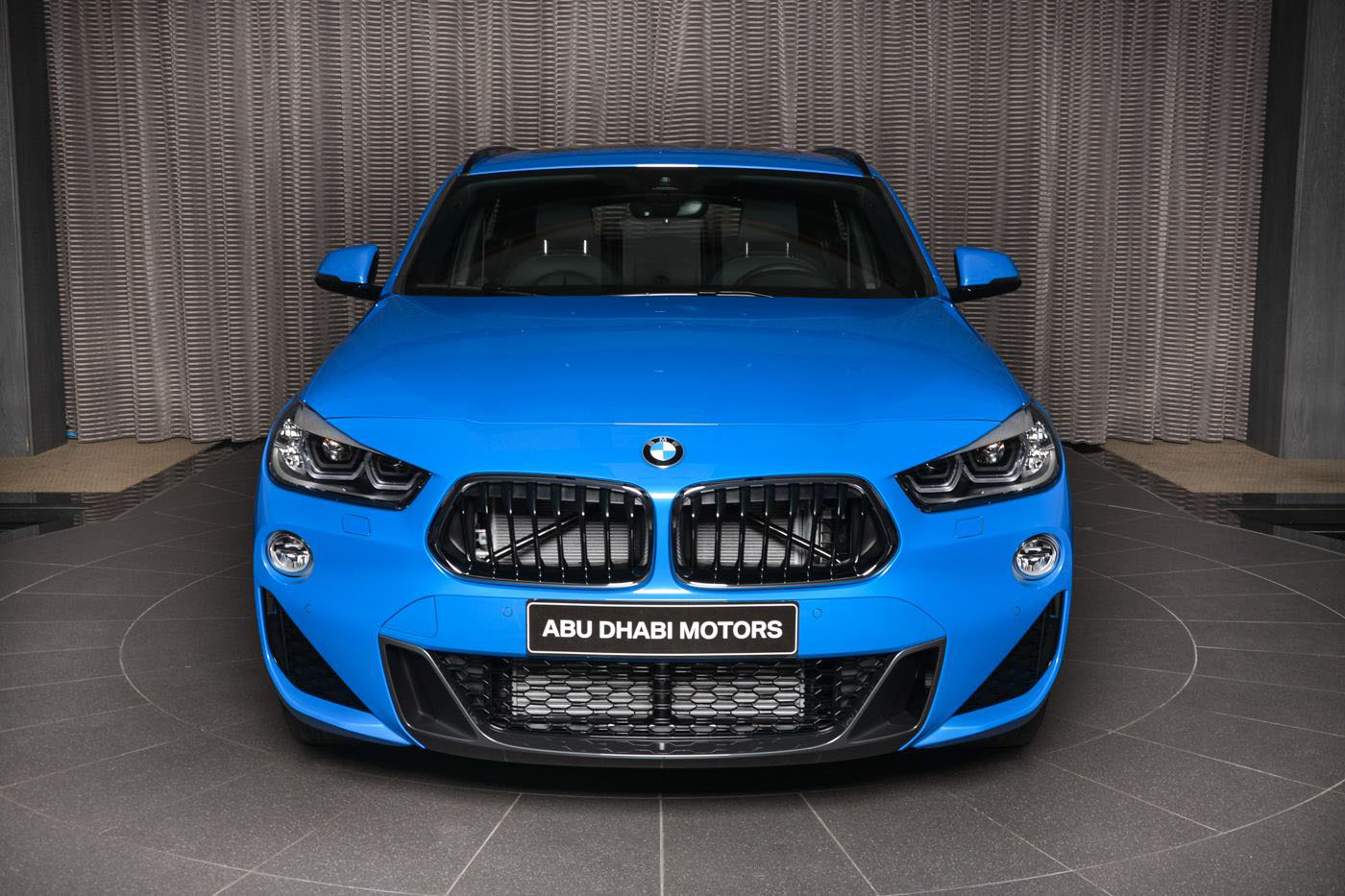 発売間もないBMW X2。BMWアブダビが早速Mスポーツパッケージを装着して展示
