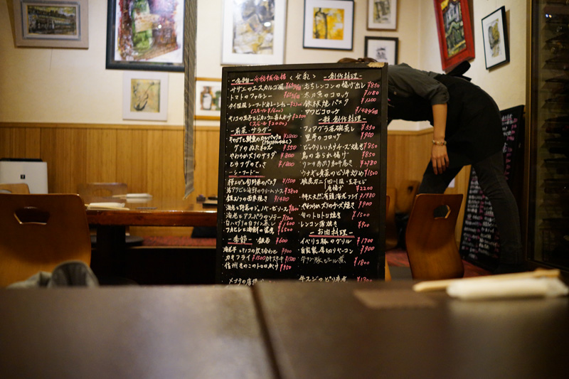 今日は創作料理「炭味屋（大阪・福島）」へ。業界人も多い「隠れ家」的レストラン