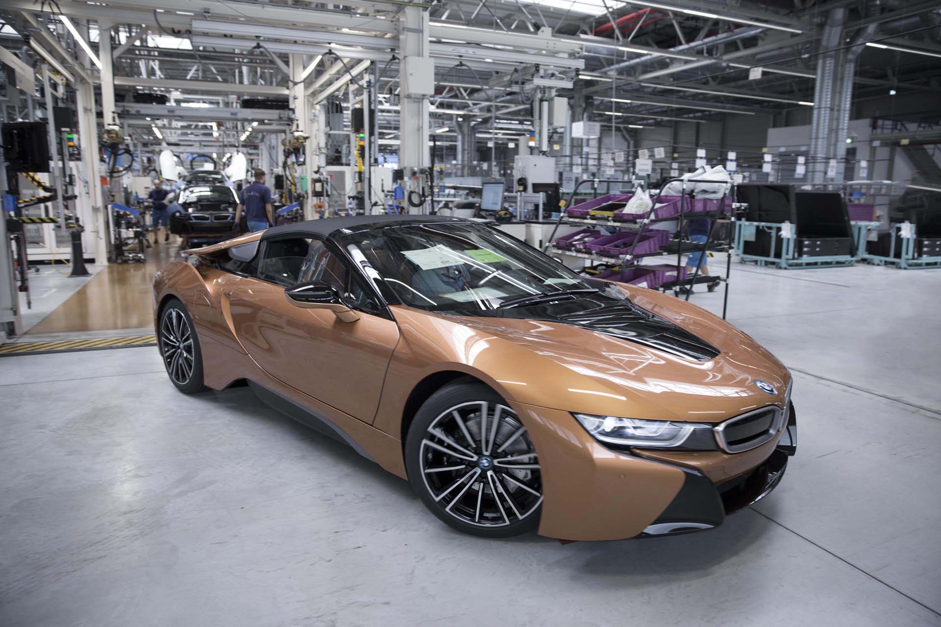 最初のi8ロードスターもラインオフ、BMW i8は毎日130台も作られていた！そんなに売れてたのBMW i8？