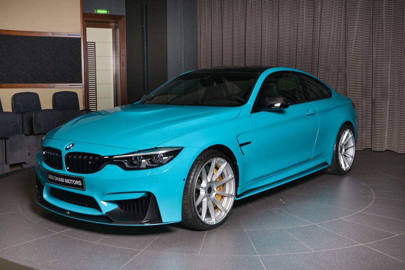 今度はリビエラブルー。ポルシェ純正色とカーボンパーツで武装されたBMW M3が公開