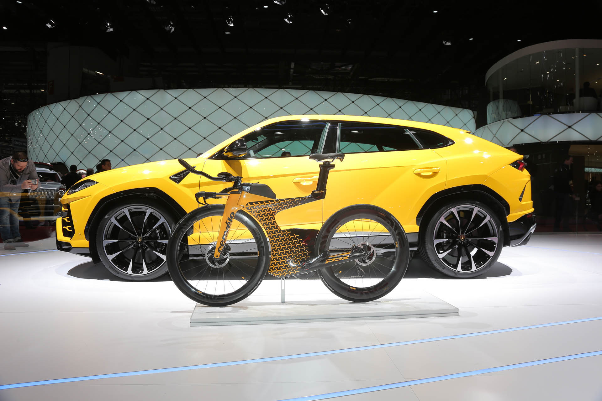 ランボルギーニが自転車（トライアスロンバイク）発売。牛みたいなルックスで200万円オーバー