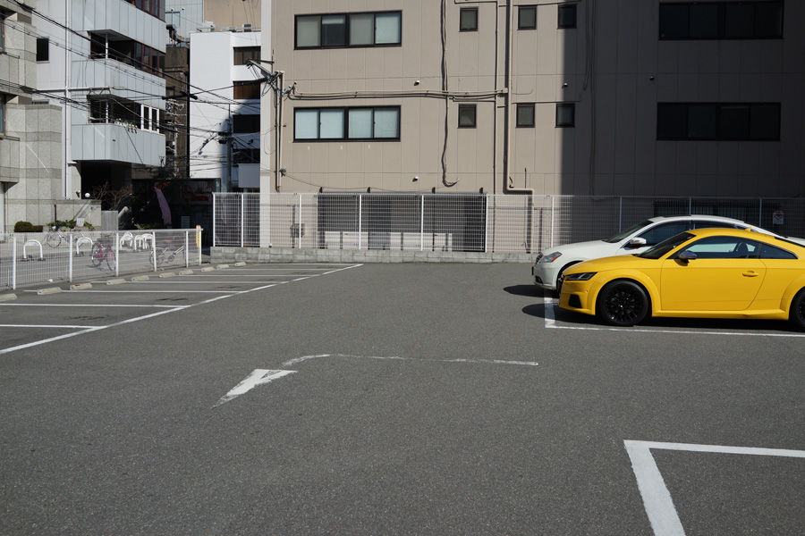 ときどき発生する怪奇現象。「空いている駐車場に停めると、自分の車の周りにだけ他の車が集まってくる」