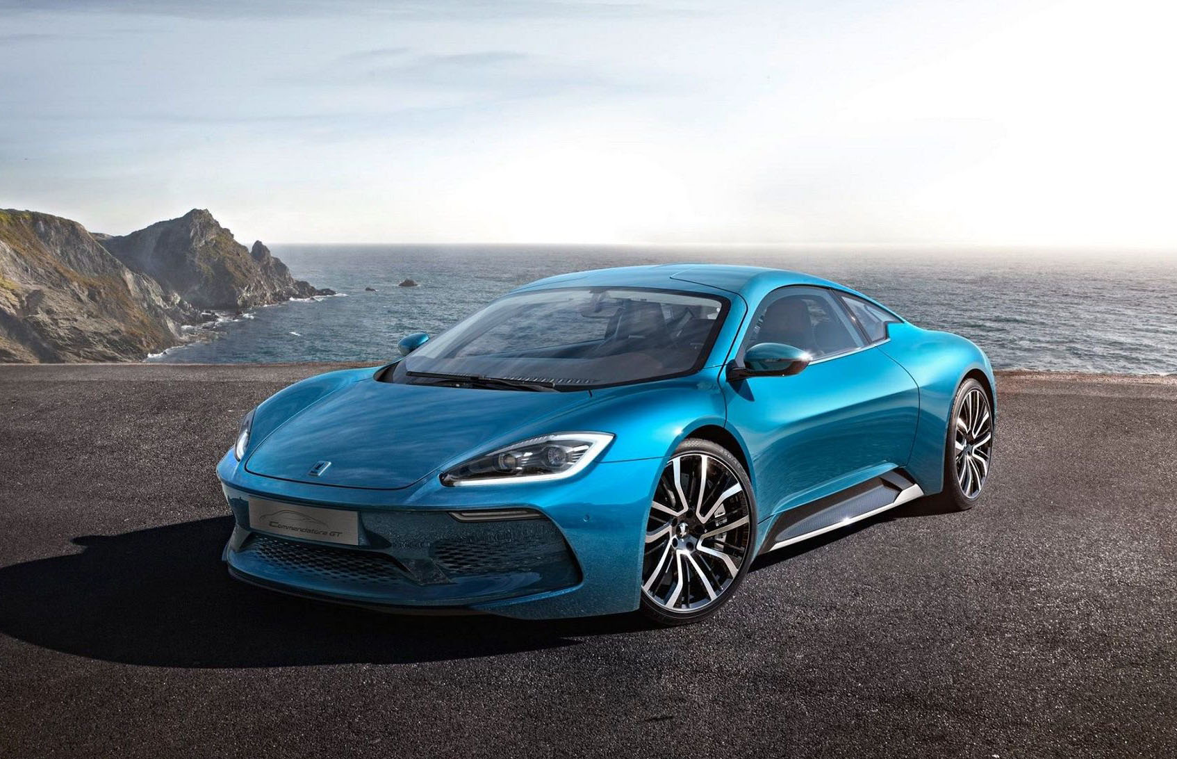 「あの」イズデラがまさかの新車発表！ガルウイング+804馬力のスーパーEV「コメンタドーレGT」