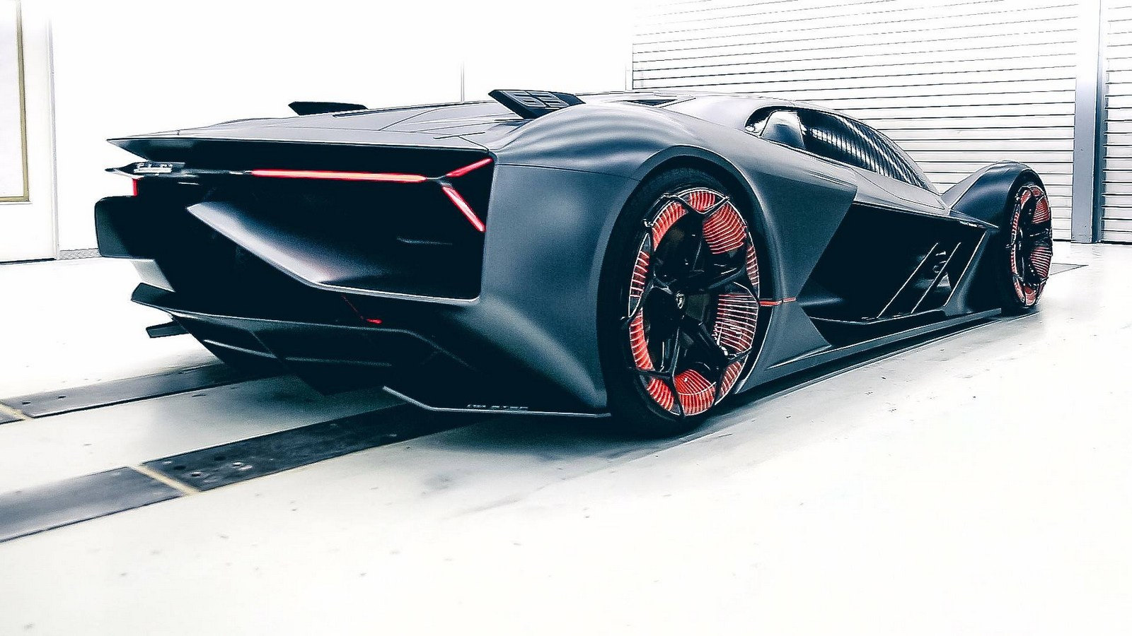 ランボルギーニが超限定ハイブリッドスーパーカーの内覧会を実施？「LB48H」、東京でのお披露目も