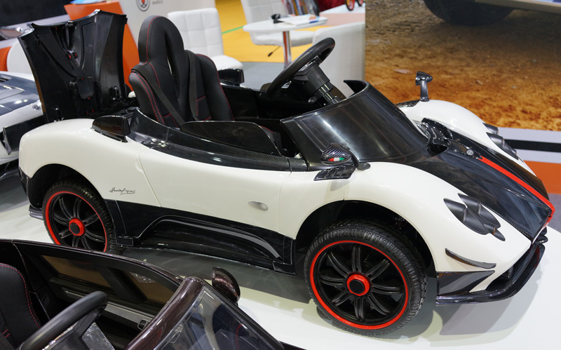 これが中国のキッズ用乗用玩具だ！高品質なパガーニ、ポルシェ、そしてコピーっぽいBMWまで