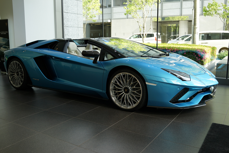 ランボルギーニ大阪へ。エレガントな内外装のアヴェンタドールSロードスターを見てきた