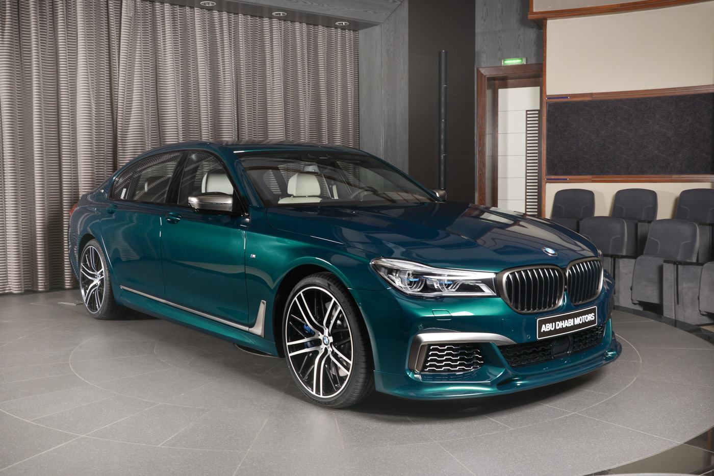 世界最大のBMWディーラー、BMWアブダビがカスタム/オプション満載の7シリーズを公開