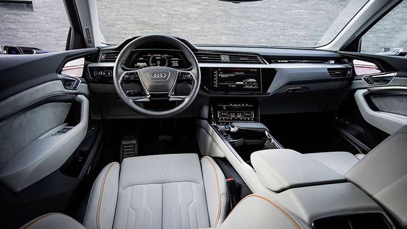アウディCEOの逮捕で発表延期のe-tron quattro。とりあえず「バーチャルミラー」装備の先進的内装を公開