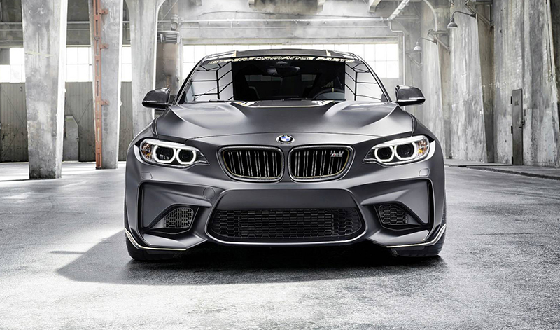 BMWがM2を「-60kg」に仕上げるオプションパーツを公開。軽量バッテリーは-14kg