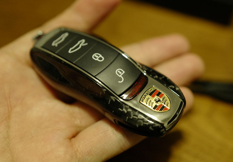 ポルシェ718ケイマンのキーにカーボン製キーカバー取り付け。中華カーボンなれど品質高し
