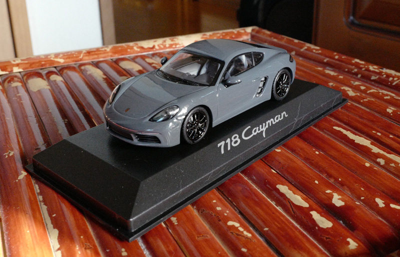 ポルシェ718ケイマンのミニカー（1/43）を購入した！自分仕様へと改造してみる