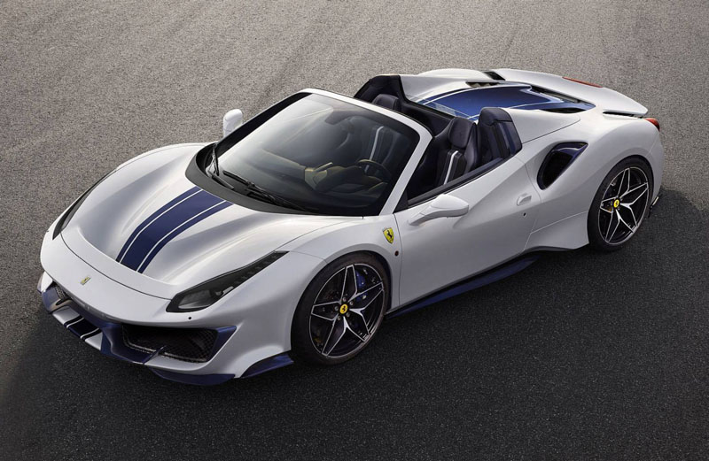 フェラーリがサプライズで「488ピスタ”スパイダー”」公開。イメージカラーは珍しいホワイト