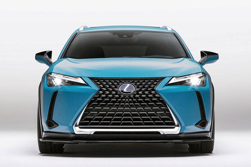 ちょっとポルシェ・マカンと被った？レクサスが明るいブルーのカスタム「UX250h」公開