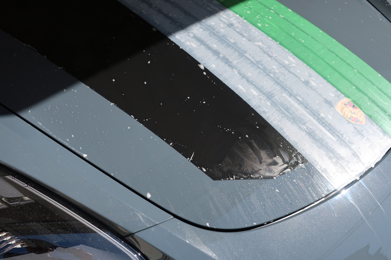 ポルシェ718ケイマンにストライプ貼り付け開始。けっこう面積が広く一人では大変