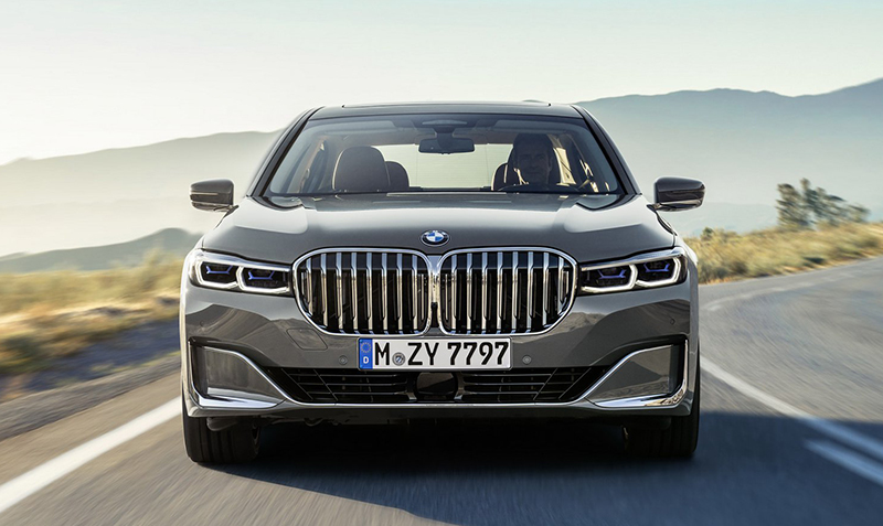 BMW「新型7シリーズ、とくにV12モデルは大人気だ。V12エンジンは廃止せずに2023年まで継続する」。なお巨大キドニーグリルも好評とのこと