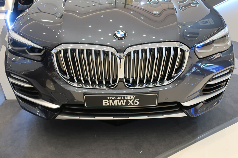 新型BMW X5を見てきた!キドニーグリルの巨大さに驚くも細部や全体的な高級感は大きく向上。一方でスポーティーさは影をひそめる