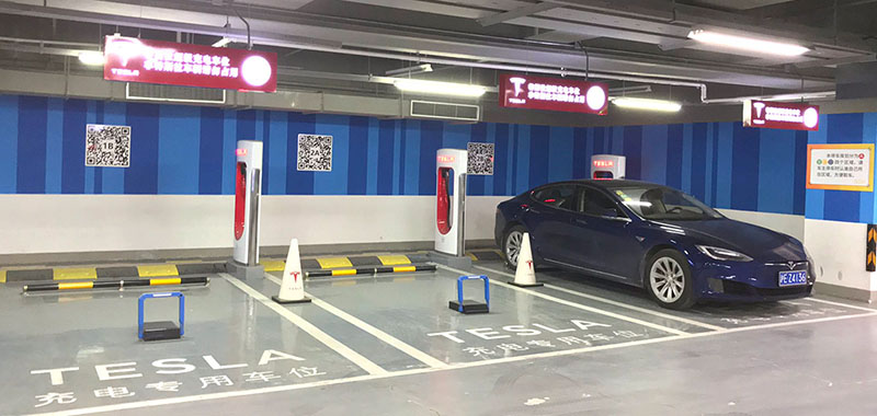 中国にて、「テスラ専用充電スペース」に他のクルマが駐車できないよう」（テスラ車のみ解除できる）電子ブロックが設置される。そろそろ日本でも同様の問題が出てきそう