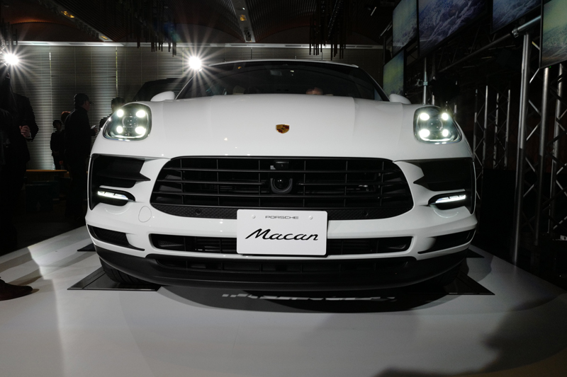 新型ポルシェ・マカンのお忍び発表会へ行ってきた！150万円ほどの装備が追加されるも「価格ほぼ据え置き」で魅力アップな新型マカンを見てみよう
