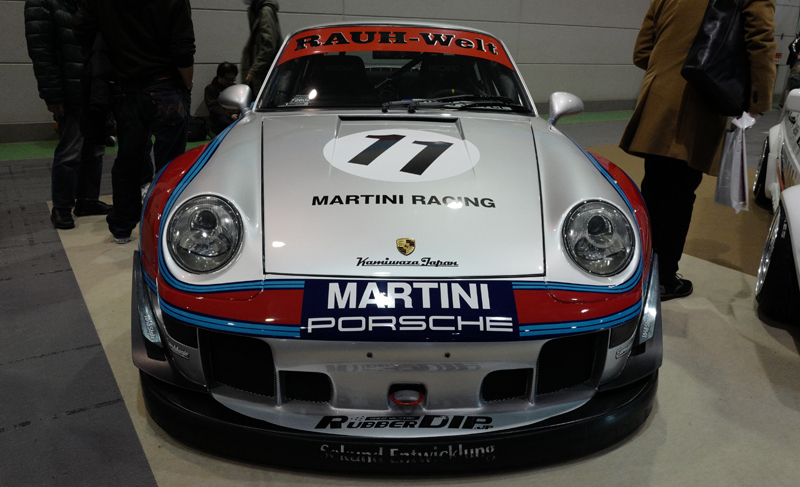 RWB、リバティーウォーク、指一本入らないローダウン。ポルシェ、ランボルギーニのカスタムを見てみよう【大阪オートメッセ】