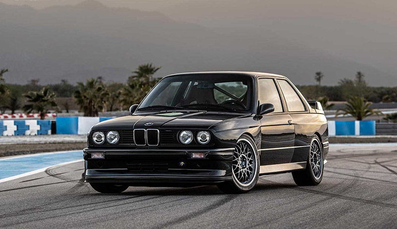 BMW M3(E30)のレストモッドがまたまた登場。排気量アップ＋ターボで390馬力を発生し、デジタルメーターなど装備は一気に近代化