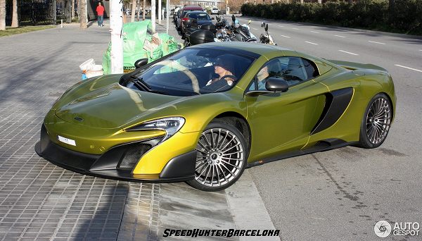 ドイツにて、かなり珍しいカラーのマクラーレン「675LT・スパイダー」が目撃に