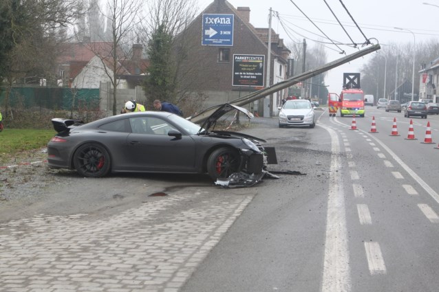 オランダにて、ポルシェ「911GT3」がクラッシュ。道を間違えてパニック状態に