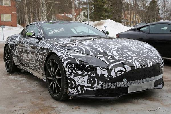 アストンマーティン「DB11」に酷似？新型「ヴァンテージ」の開発車両を捕捉
