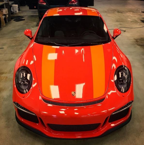 ラヴァ・オレンジのボディカラーにオレンジ・ストライプを入れたポルシェ「911R」が公開に。また転売か