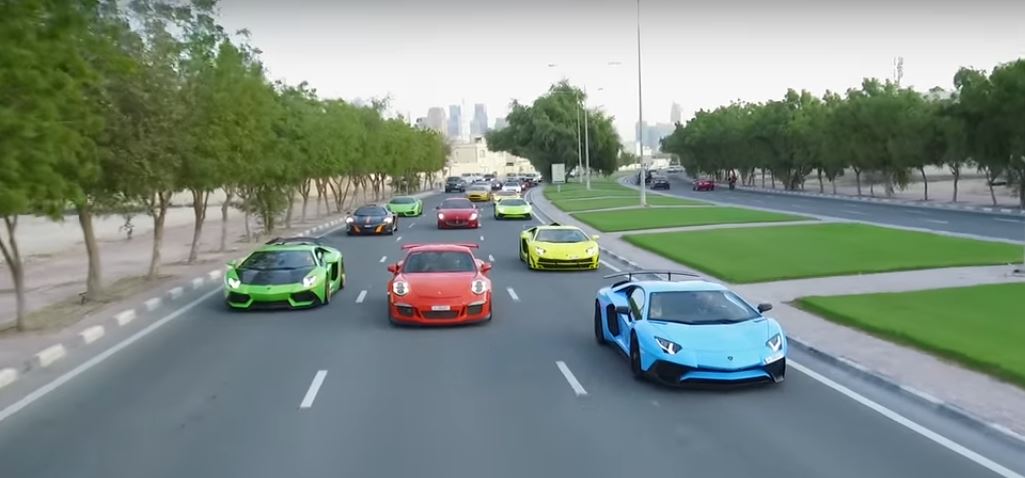 中東にて、プチミーティングが開催。参加車両はほとんどがランボルギーニ【動画有】