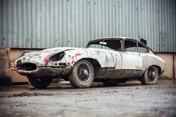 20年間完全放置されていたジャガー「E-Type」がオークションにて出品。予想最高落札価格は620万円