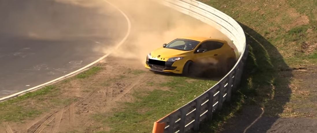 ぬぉぉぉぉ！ニュルブルクリンクにてルノー「メガーヌRS」が奇跡のクラッシュ回避【動画有】