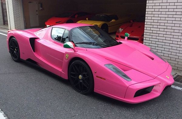 日本も派手な車はあるのさ。ピンクのボディカラー＆サイドミラーがイタリアントリコロールの「エンツォ・フェラーリ」