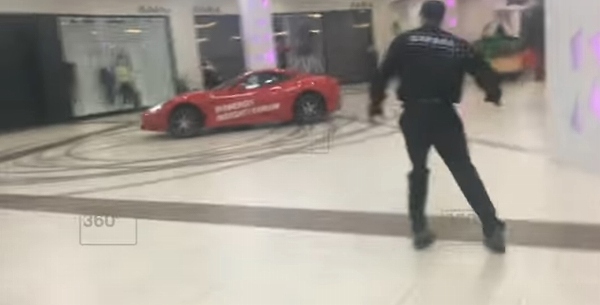 ロシア元市長がフェラーリ「カリフォルニア」に乗り、ショッピングモール内にて360°ターンしまくる動画【動画有】