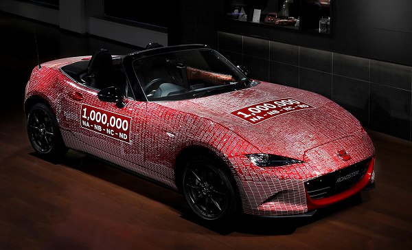 これ凄い。生産台数100万台を突破したマツダ「MX-5／ロードスター」に1万人分？のサインを集めてみた