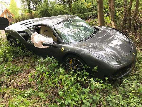 自分の人生を捨てて20年間貯金し、購入したばかり＆保険未加入のフェラーリ「488GTB」がクラッシュ