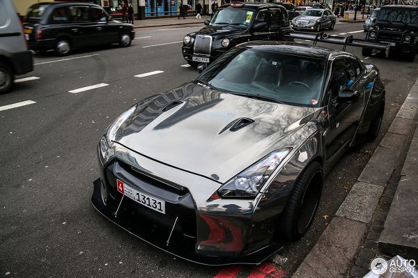 ロンドンにて、クロームシルバー＆オーバーフェンダー仕様の日産「GT-R」が目撃に